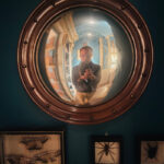 Fotografía de un selfie con una decoración al rededor
